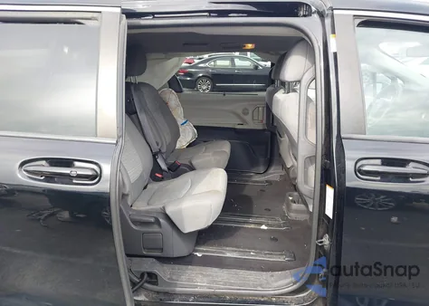 2021 Toyota Sienna Le z USA, uszkodzony, nr VIN 5TDKRKEC3MS047135